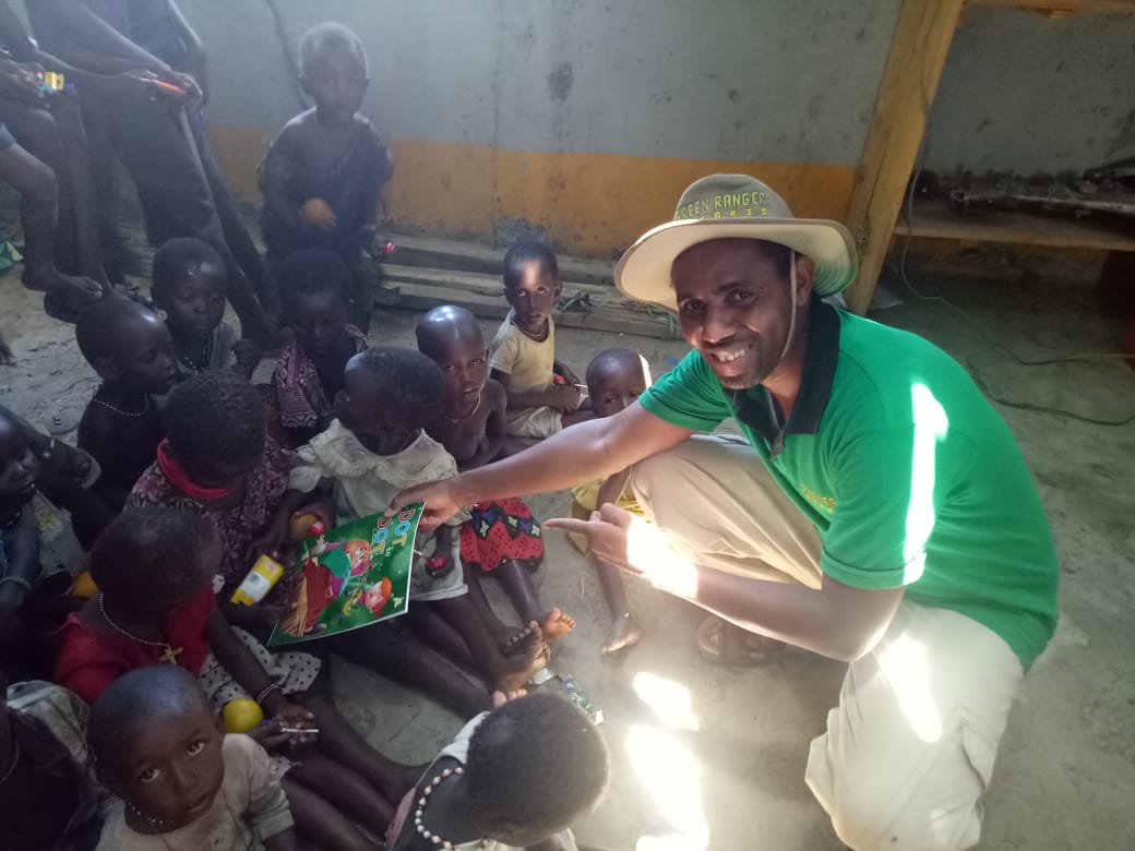 You are currently viewing Elmolo Community, Turkana: Books and Sanitary Towels Donations